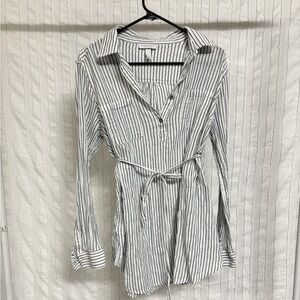 *Bundle 5 for $20! MATERNITY - Liz Lange Quarter Button Top, Size Large